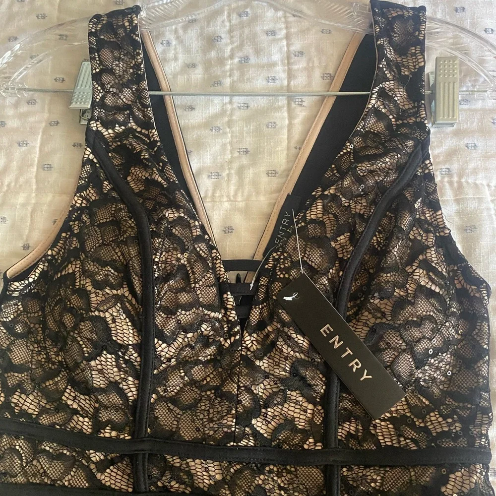 Black and Cream Lace Dress NWT by Entry. Size M, stretch - Picture 3 of 6